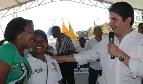 100 mujeres ahorradoras y 200 hogares desplazados lograron hoy en Buenaventura hacer realidad el sueño de tener una casa propia y gratis 100 mujeres ahorradoras y 200 hogares desplazados lograron hoy en Buenaventura hacer realidad el sueño de tener una casa propia y gratis
