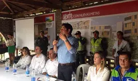 Cerca de 2 mil familias santandereanas que ganan entre 1 y 2 salarios mínimos podrán comprar vivienda con el subsidio que otorga el gobierno nacional hasta por $15,4 millones Cerca de 2 mil familias santandereanas que ganan entre 1 y 2 salarios mínimos podrán comprar vivienda con el subsidio que otorga el gobierno nacional hasta por $15,4 millones