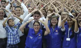 Mas de 1500 familias desplazadas recibieron hoy una vivienda gratis en Medellin Antioquia