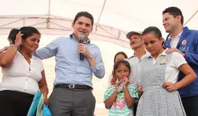 Un total de 126 familias de Mesitas del Colegio Cundinamarca recibieron hoy las escrituras de sus viviendas gratis