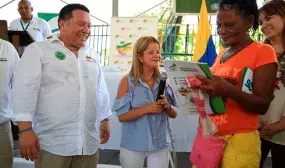 Minvivienda entrego a 400 familias los titulos de propiedad de sus viviendas en Cartagena