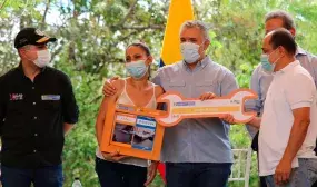 Beneficiaria del programa Casa Digna Vida Digna recibe subsidio de manos del Presidente de la República, Iván Duque. Foto: Archivo prensa (MVCT)