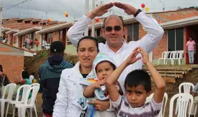 Hoy 117 familias damnificadas por ola invernal recibieron sus nuevas viviendas en la Urbanizacion El Remanso en Pereira
