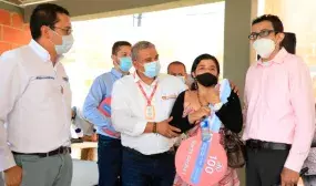 El viceministro de Vivienda, Carlos Ruiz (Izq.), acompañó la entrega de las viviendas en el proyecto Santa Cecilia I, en el cual se invirtieron más de $ 5.600 millones por parte del Ministerio de Vivienda, mientras que el municipio aportó el predio. Foto: René Valenzuela (MVCT)
