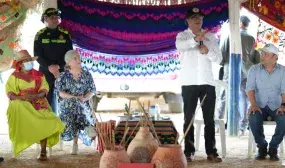 En Uribia se reunieron actores estratégicos que intervendrán los sistemas de abastecimiento de agua potable, para responder a las necesidades de cobertura del pueblo wayuu. Fotos: Sharon Durán (MVCT).