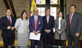El Ministro de Vivienda es condecorado por su aporte a soldados y policias colombianos