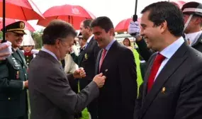 Ministro de Vivienda es condecorado por el Ejército Nacional Ministro de Vivienda es condecorado por el Ejército Nacional