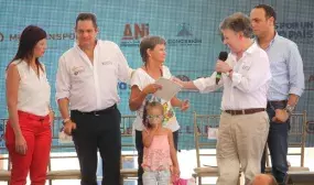 Con una vivienda se da un paso a una vida mas digna Presidente Santos durante la entrega de casas gratis en San Juan del Cesar Con una vivienda se da un paso a una vida mas digna Presidente Santos durante la entrega de casas gratis en San Juan del Cesar
