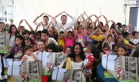 Un total de 300 familias de Medellin recibieron una vivienda gratis y dejaran de vivir en alto riesgo