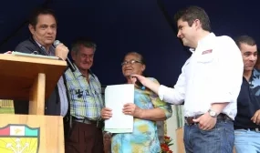216 hogares vulnerables de Antioquia hoy hacen posible el sueño de tener casa propia 216 hogares vulnerables de Antioquia hoy hacen posible el sueño de tener casa propia