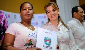 Familias de escasos recursos en Santa Marta recibieron totalmente gratis el titulo de propiedad de sus viviendas
