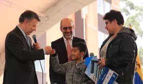 Presidente Santos y Minvivienda entregaron 400 casas a familias ahorradoras en Bogota Presidente Santos y Minvivienda entregaron 400 casas a familias ahorradoras en Bogota