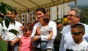 328 familias de escasos recursos de Medellín recibieron una casa como regalo de navidad