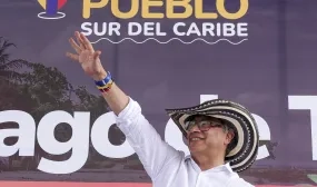 Presidente Gustavo Petro en Tolú, Sucre, durante jornada de Gobierno con el Caribe, acompañado por la ministra Catalina Velasco. Foto: archivo Presidencia de la República.