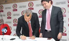 Ministerio de Vivienda y el IGAC firman contrato para legalizar 25 mil predios en barrios piratas