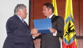 Ministro Vargas Lleras es galardonado por su exitoso programa de vivienda gratuita