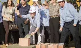 Santos y Vargas Lleras dieron la partida a la construcción de casa gratis en Villavicencio
