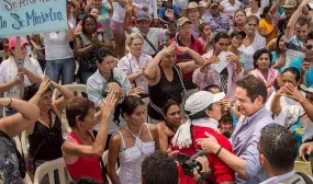 Vargas Lleras sigue llegando a todos los rincones del país con el programa de las viviendas gratis