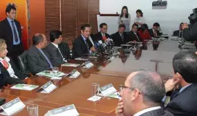 Vargas Lleras suscribió acuerdo de precios con industrias de cemento, PVC y acero para construcción de VIP