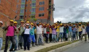 Mas de un millon 300 mil personas estan empleadas en el sector de la construccion Con mas y mejores empleos hacemos un pais con mas equidad Minvivienda Mas de un millon 300 mil personas estan empleadas en el sector de la construccion Con mas y mejores empleos hacemos un pais con mas equidad Minvivienda