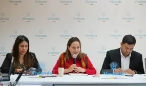 Fotografia Ministra de Vivienda, Viceministra de Vivienda y Viceministro de Agua y Sanemaiento Basico, en dialogo con medios de comunicación.