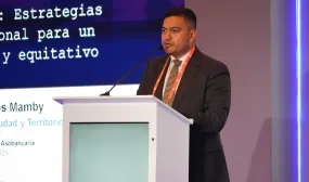 Fotografía viceministro de Agua Potable y Saneamiento Básico y delegado de la Ministra de Vivienda, Ciudad y Territorio, Edward Libreros Mamby, durante la apertura del décimo sexto Foro de Vivienda
