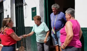 FOTOGRAFÍA MINISTRA DE VIVIENDA HELGA MARÍA RIVAS CON RESIDENTES DEL MUNICIPIO