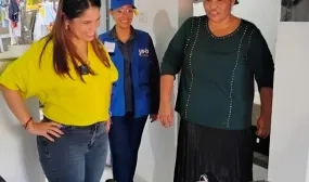 FOTOGRAFÍA, VICEMINISTRA DE VIVIENDA AYDÉE MARSIGLIA BELLO EN ENTREGA DE MEJORAMIENTO A BENEFICIARIOS