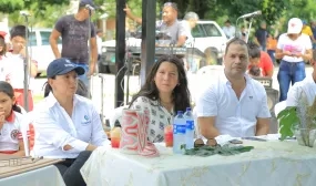 FOTOGRAFÍA DE IZQUIERDA A DERECHA: LA GESTORA DE PROYECTO DE LA FINANCIERA DE DESARROLLO TERRITORIAL, FINDETER; LA DIRECTORA DE ESPACIO URBANO Y TERRITORIAL DEL MINISTERIO DE VIVIENDA, CIUDAD Y TERRITORIO; Y EL ALCALDE MUNICIPAL, RAFAEL HERALDO MANJARREZ APONTE.