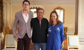 Presidente Gustavo Petro con la ministra de Vivienda, Helga Rivas, y el ministro de Educación, Daniel Rojas. Foto: cortesía Presidencia de la República.