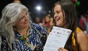 "Quiero hacer un homenaje a las mujeres luchadoras, porque la mitad de los títulos se les entregaron a ellas", dijo la ministra de Vivienda, durante su visita a Caquetá. Foto: Sharon Durán (archivo MVCT).