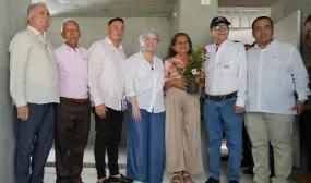 Ministra de Vivienda, Catalina Velasco, con las familias beneficiadas con vivienda nueva en Gigante, Huila. Foto: Sharon Durán (archivo MVCT).