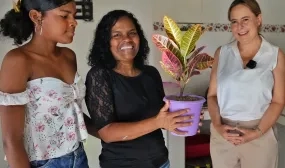 La ministra de Vivienda Helga María Rivas con La señora Luz Marina Monterrosa Zúñiga, beneficiaria del proyecto de mejoramientos urbanos.