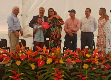 El presidente Iván Duque y el ministro de Vivienda, Jonathan Malagón, durante entrega de viviviendas en Popayán. Foto: Yohana Cabrera (MVCT).