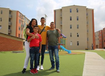 Foto de familia beneficiaria del programa Mi Casa Ya.