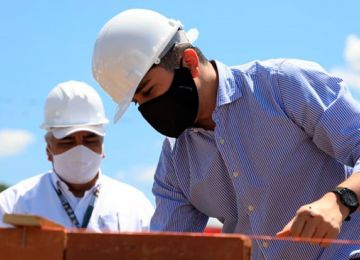 El ministro de Vivienda, Jonathan Malagón, puso la primera piedra del CDI en el que se invertirán $3 mil millones.
