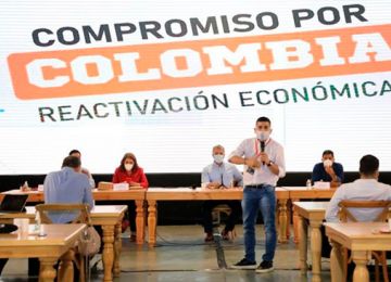 El ministro de Vivienda en su intervención durante el encuentro Compromiso por Colombia, en Cali. Foto: René Valenzuela (MVCT)