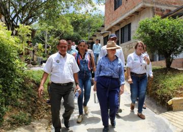 La ministra Catalina Velasco dialogó con la comunidad, alcaldes y delegados sobre las soluciones para atender los problemas de Caquetá en materia de agua, saneamiento y vivienda. Foto: Dania Asprilla (MVCT). 