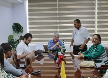 La ministra Catalina Velasco dialogó con la comunidad, alcaldes y delegados sobre las soluciones para atender los problemas de Caquetá en materia de agua, saneamiento y vivienda. Foto: Dania Asprilla (MVCT). 