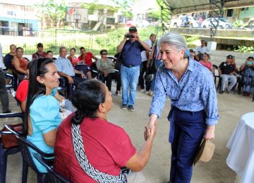 La ministra Catalina Velasco dialogó con la comunidad, alcaldes y delegados sobre las soluciones para atender los problemas de Caquetá en materia de agua, saneamiento y vivienda. Foto: Dania Asprilla (MVCT). 