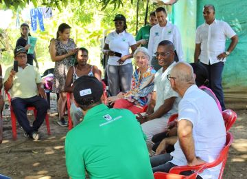 La ministra dialogó con las comunidades y señaló que no todas son iguales. "Los gobiernos tenemos la obligación de pensar en las familias y no ofrecerles cualquier cosa, sino adaptarnos a sus necesidades", anotó. Fotos: Dania Asprilla (MVCT). 