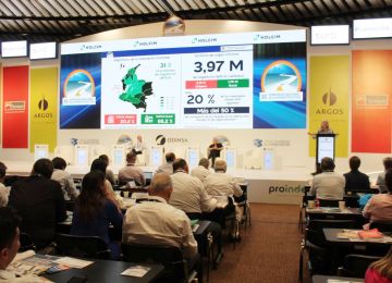 En el congreso de la Cámara Colombiana de la Infraestructura, en Cartagena, la ministra Catalina Velasco recordó que en el sector rural 12 millones de personas tienen una prestación del servicio de agua inadecuada y 3,2 millones no acceden a este. Fotos: Dania Asprilla (MVCT).