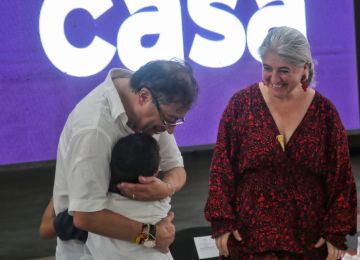  Cambia Mi Casa fue lanzado en Cartagena por el presidente Gustavo Petro y la ministra de Vivienda, Catalina Velasco, quienes entregaron los primeros mejoramientos y firmaron convenios con 8 municipios para conexiones a servicios de agua y saneamiento básico. Fotos: Sharon Durán y René Valenzuela (MVCT).