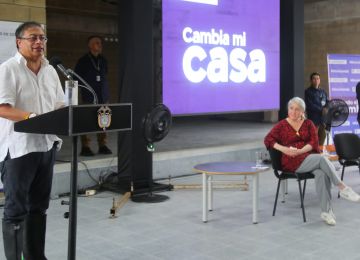  Cambia Mi Casa fue lanzado en Cartagena por el presidente Gustavo Petro y la ministra de Vivienda, Catalina Velasco, quienes entregaron los primeros mejoramientos y firmaron convenios con 8 municipios para conexiones a servicios de agua y saneamiento básico. Fotos: Sharon Durán y René Valenzuela (MVCT).