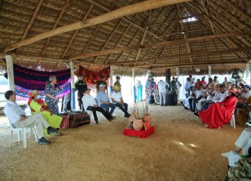 En Uribia se reunieron actores estratégicos que intervendrán los sistemas de abastecimiento de agua potable, para responder a las necesidades de cobertura del pueblo wayuu. Fotos: Sharon Durán (MVCT).