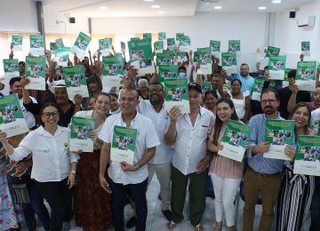 Hogares vulnerables de Sahagún, Córdoba, recibieron el título de propiedad de su vivienda: Fotos: Minvivienda y cortesía alcaldía de Sahagún