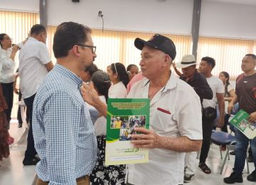 Hogares vulnerables de Sahagún, Córdoba, recibieron el título de propiedad de su vivienda: Fotos: Minvivienda y cortesía alcaldía de Sahagún