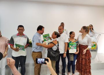 Hogares vulnerables de Sahagún, Córdoba, recibieron el título de propiedad de su vivienda: Fotos: Minvivienda y cortesía alcaldía de Sahagún