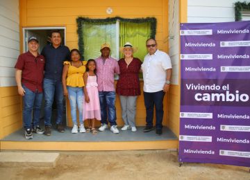 La ministra Catalina Velasco recorrió varias viviendas y dialogó con las familias beneficiadas con los mejoramientos de Cambia Mi Casa. Fotos: Sharon Durán (MVCT).