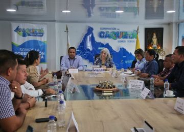 "Quiero hacer un homenaje a las mujeres luchadoras, porque la mitad de los títulos se les entregaron a ellas", dijo la ministra de Vivienda, durante su visita a Caquetá. Foto: Sharon Durán (archivo MVCT).